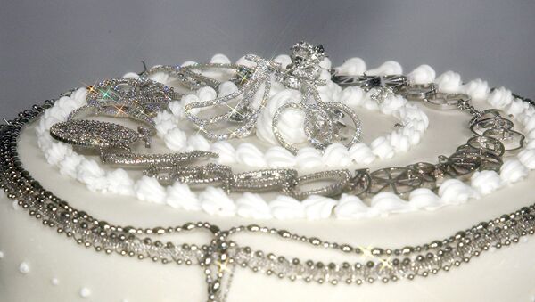 Торт за 130 000 долларов, украшенный драгоценностями из платины, на выставке в Токио - Sputnik Молдова