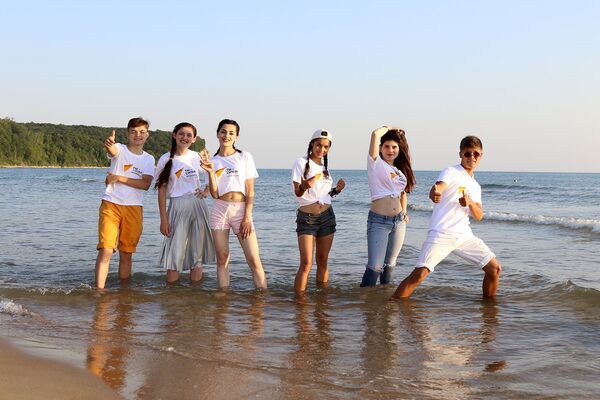 Участники Международного вокального конкурса Ты супер! прибыли на отдых во Всероссийский детский центр Орленок - Sputnik Молдова