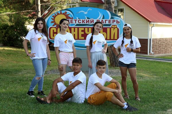 Участники Международного вокального конкурса Ты супер! прибыли на отдых во Всероссийский детский центр Орленок - Sputnik Молдова