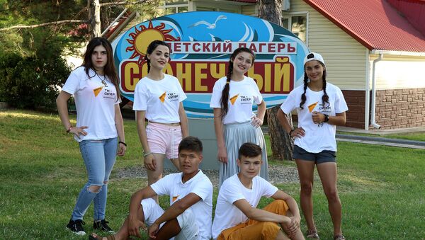 Участники Международного вокального конкурса Ты супер! прибыли на отдых во Всероссийский детский центр Орленок - Sputnik Молдова