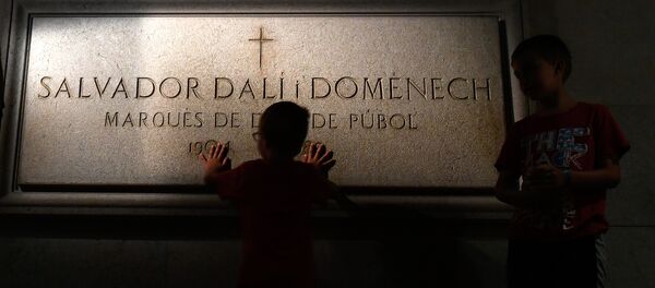 Могила Сальвадора Дали Могила Сальвадора Дали - Sputnik Молдова