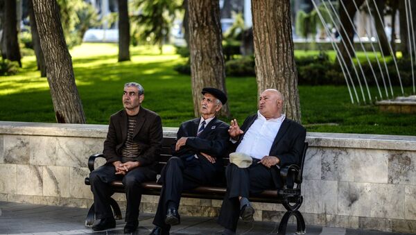 Мужчины на одной из улиц Баку - Sputnik Moldova