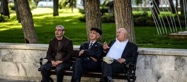 Мужчины на одной из улиц Баку Мужчины на одной из улиц Баку - Sputnik Молдова