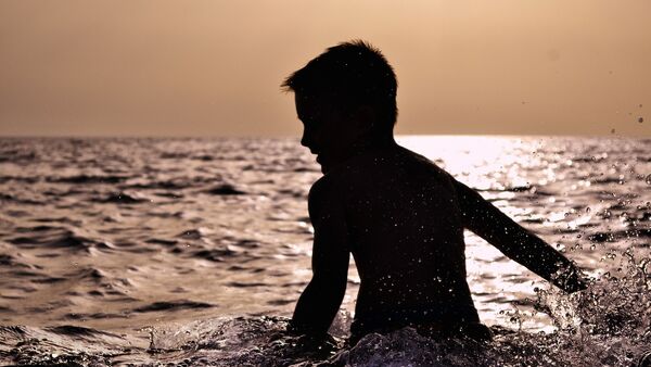 Мальчик купается в море, фото из архива - Sputnik Moldova