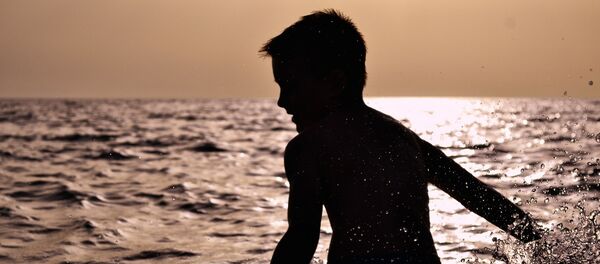 Мальчик купается в море, фото из архива - Sputnik Moldova