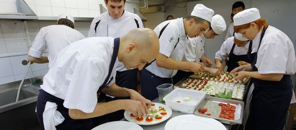 Chefs cooking at the Vanil restaurant - Sputnik Moldova
