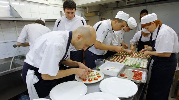 Chefs cooking at the Vanil restaurant - Sputnik Moldova