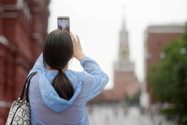 Туристка фотографирует Кремль в Москве - Sputnik Молдова