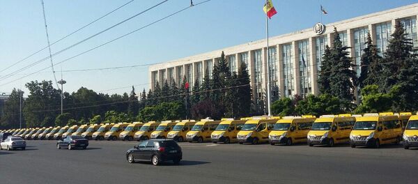 Microbuze școlare donate de Guvernul României Guvernului Republicii Moldova - Sputnik Moldova