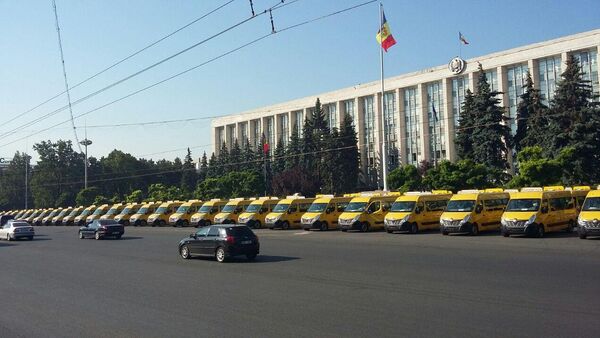 Microbuze școlare donate de Guvernul României Guvernului Republicii Moldova - Sputnik Moldova