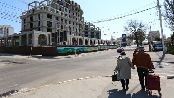 A couple walks in Tiraspol, capital of self-proclaimed Moldovan Republic of Transnistria on April 3, 2017. - Sputnik Moldova-România
