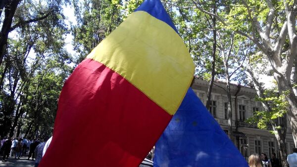 Флаги Румынии на протесте - Sputnik Молдова