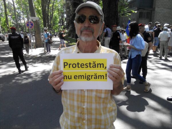 Протестующий у администрации президента - Sputnik Молдова