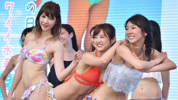 Модели позируют в бикини во время танцевального рекламного флешмоба в Токио, Япония - Sputnik Молдова