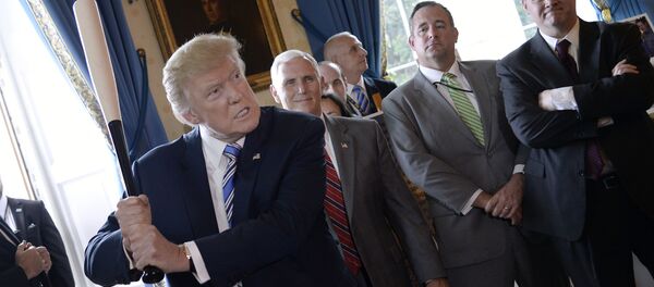 Президент США Дональд Трамп с бейсбольной битой в Белом доме в Вашингтоне - Sputnik Moldova-România