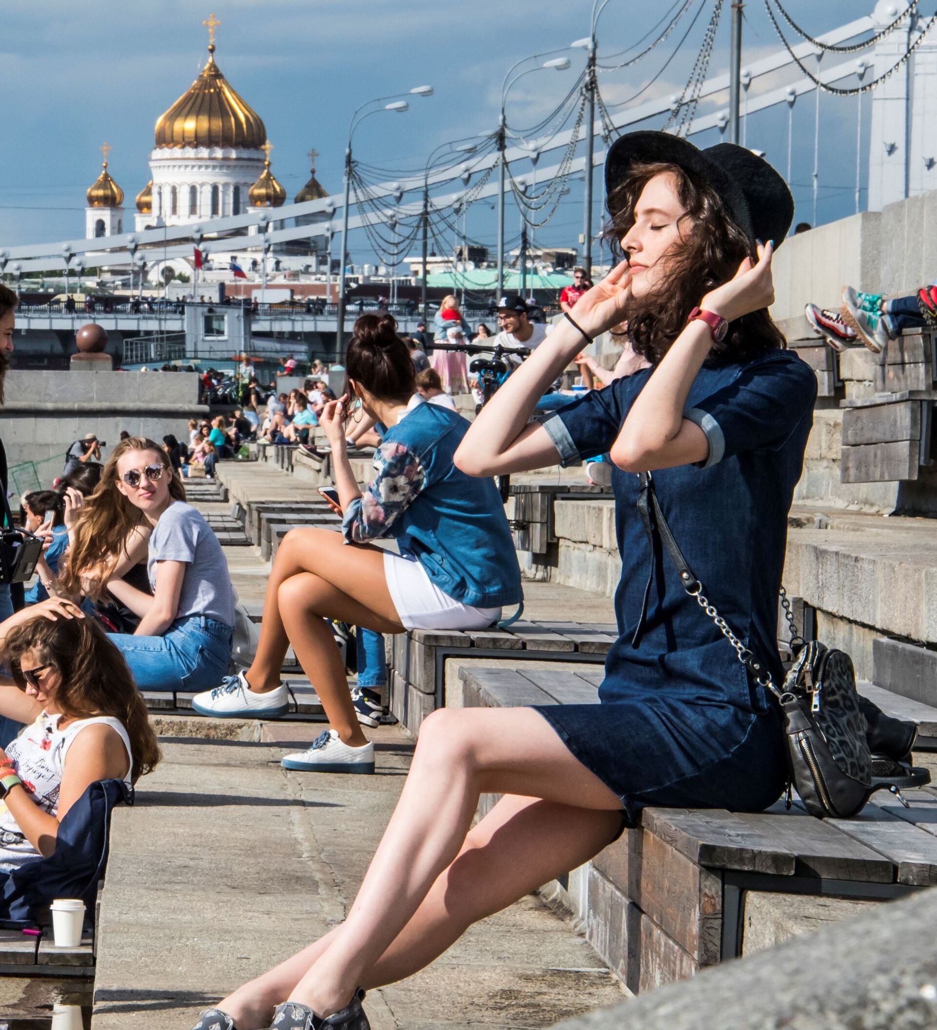 Что идет в большом. Люди в Москве летом. Фотосессия на набережной. Фотосессия на набережной летом. Москва люди.