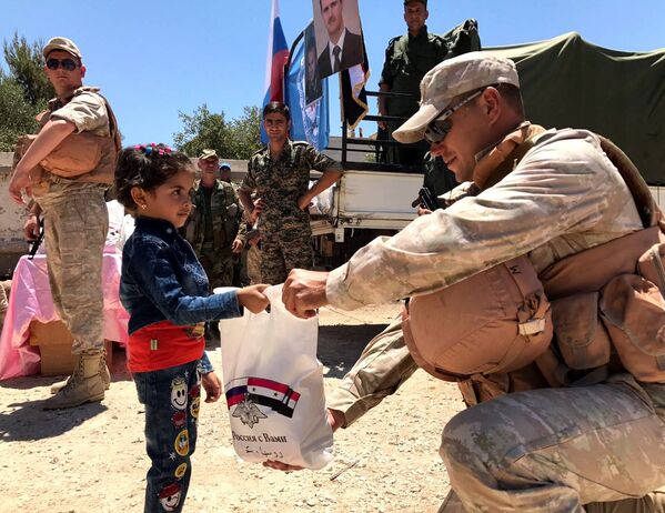 Российский центр по примирению враждующих сторон доставил гуманитарную помощь в сирийскую провинцию Кунейтра - Sputnik Молдова