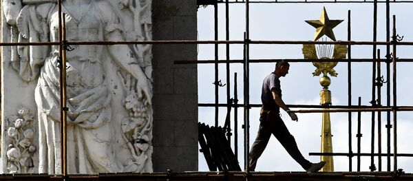 Рабочий на строительных лесах у главного входа ВДНХ, Москва - Sputnik Молдова