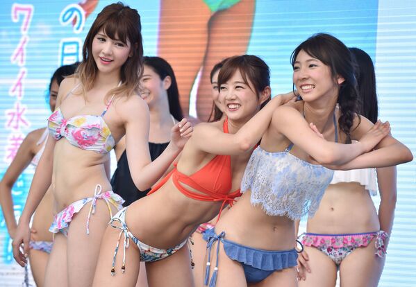 Модели позируют в бикини во время танцевального рекламного флешмоба в Токио, Япония - Sputnik Молдова