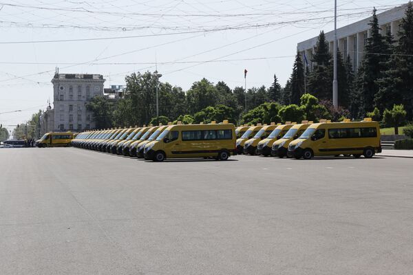 Все микроавтобусы представили на площади Великого национального собрания - Sputnik Молдова