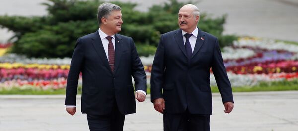 Президент Украины Петр Порошенко и президент Белоруссии Александр Лукашенко в Киеве - Sputnik Молдова