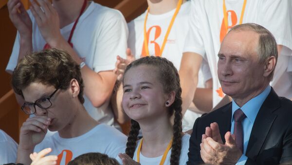 Президент РФ В. Путин посетил образовательный центр Сириус в Сочи - Sputnik Moldova-România