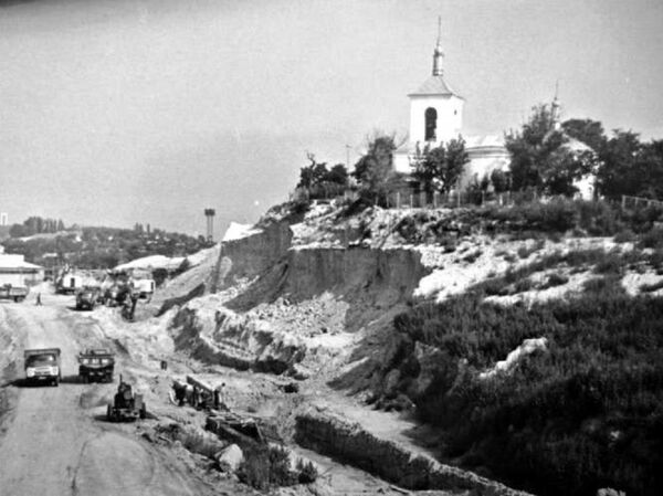 1970-е гг. Уничтожение кладбища у храма св. Константина и Елены при строительстве скоростной трассы - Sputnik Молдова
