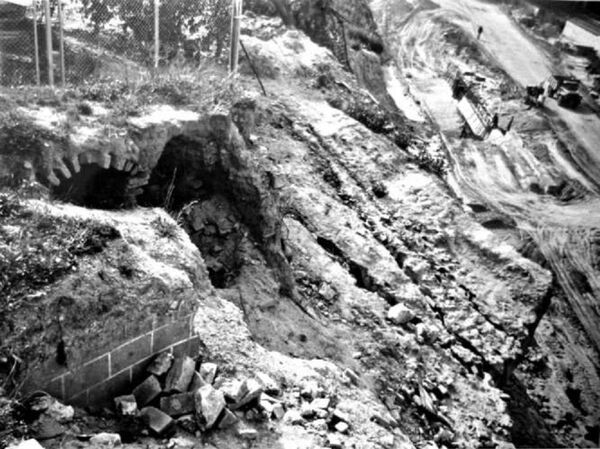 1970-е гг. Уничтожение кладбища у храма св. Константина и Елены при строительстве скоростной трассы - Sputnik Молдова