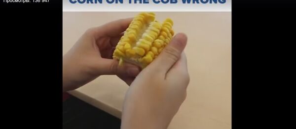 Лайфхак лета: как удобно чистить и есть вареную кукурузу - Sputnik Молдова