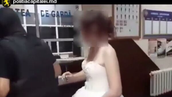 Испорченная свадьба: невеста пела бойцам Fulger, арестовавшим жениха - Sputnik Молдова