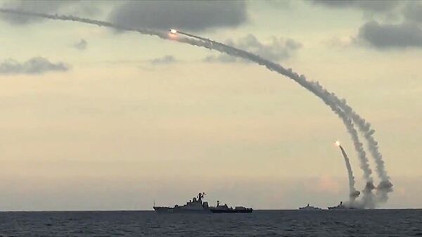 Ships from Russia's Caspian Flotilla launching Kalibr-NK cruise missiles against Daesh targets in Syria. File photo - Sputnik Moldova-România