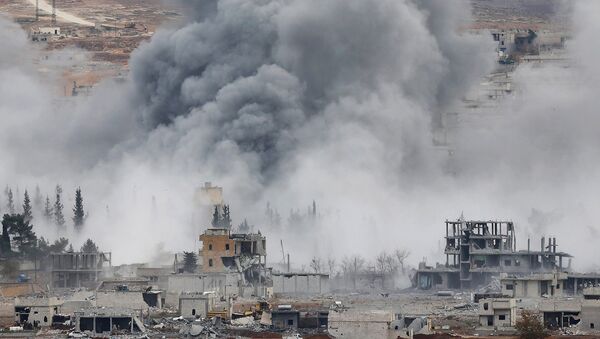 Дым над Сирией после авиаударов военно-воздушных сил США. Архивное фото - Sputnik Молдова