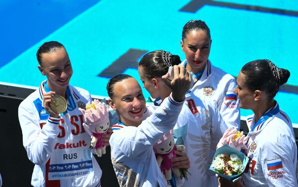 Спортсменки сборной России, завоевавшие золотые медали в групповых соревнованиях по синхронному плаванию, во время церемонии награждения на XVII чемпионате мира по водным видам спорта в Будапеште - Sputnik Молдова