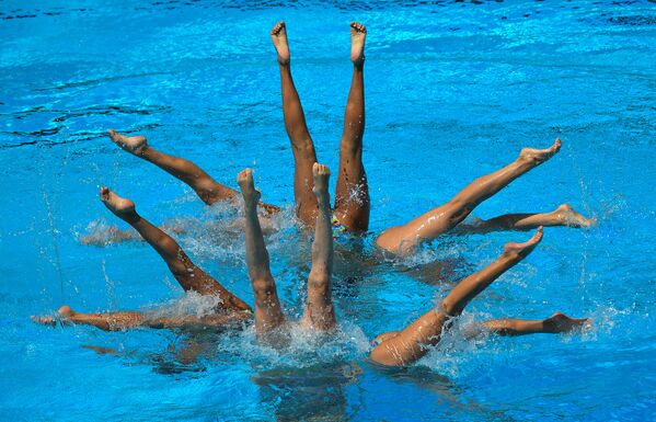 Спортсменки сборной Китая во время выступления с произвольной программой в финальных соревнованиях по синхронному плаванию на чемпионате мира FINA 2017 - Sputnik Молдова
