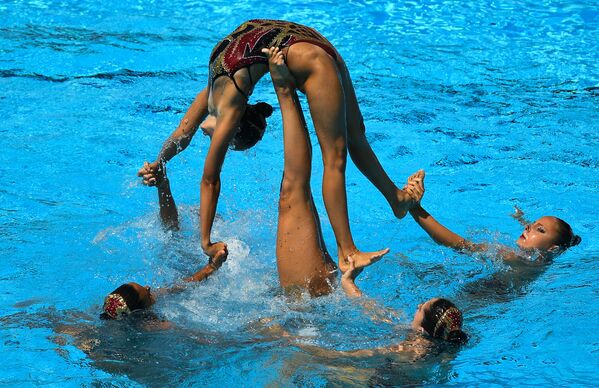 Спортсменки сборной Испании во время выступления с произвольной программой в финальных соревнованиях по синхронному плаванию на чемпионате мира FINA 2017 - Sputnik Молдова