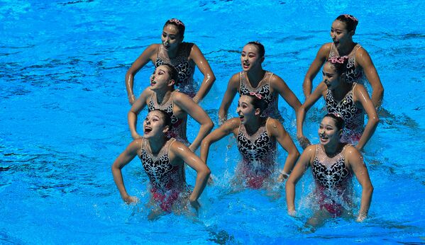 Спортсменки сборной Китая во время выступления в финале технической программы групповых соревнований по синхронному плаванию на чемпионате мира FINA 2017 - Sputnik Молдова