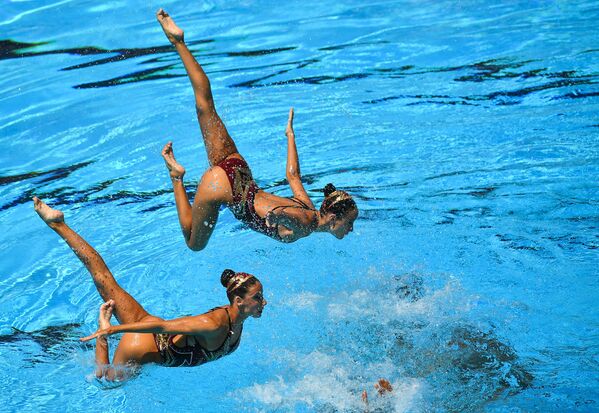 Спортсменки сборной Испании во время выступления с произвольной программой в финальных соревнованиях по синхронному плаванию на чемпионате мира FINA 2017 - Sputnik Молдова