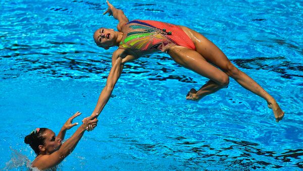 Спортсменки сборной Франции во время выступления с произвольной программой в финальных соревнованиях по синхронному плаванию на чемпионате мира FINA 2017 - Sputnik Молдова