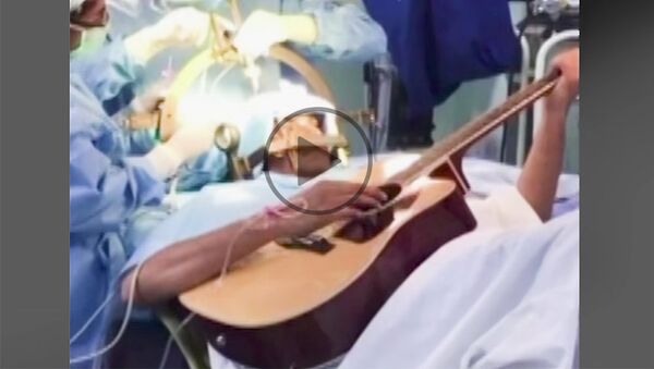 Жажда жизни: музыкант семь часов играл на гитаре во время операции - Sputnik Молдова
