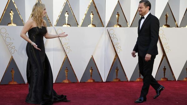 Американские актеры Кейт Уинслет и Лаонардо ди Каприо на церемонии Оскар - Sputnik Молдова