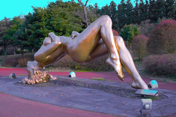 Статуя в парке эротической скульптуры Love Land в Южной Корее - Sputnik Молдова