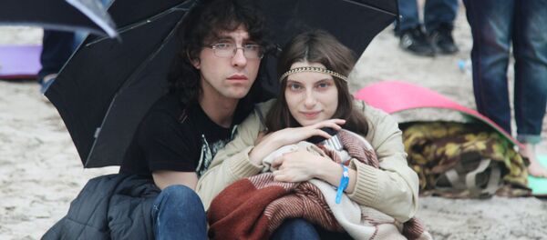 Зрители укрываются от дождя на фестивале Музыка мира в рамках Платоновского фестиваля искусств в Воронеже - Sputnik Молдова