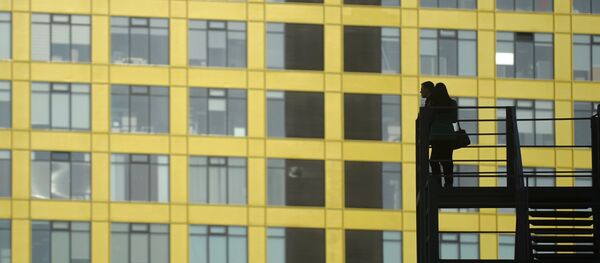 Молодежь отдыхают на территории дизайн-завода Флакон в Москве - Sputnik Молдова