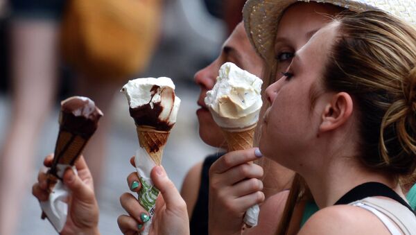 Tourists eat ice creams in central Rome on June 30, 2015 as a major heatwave spreads up through Europe, with temperatures hitting nearly 40 degrees. - Sputnik Moldova-România
