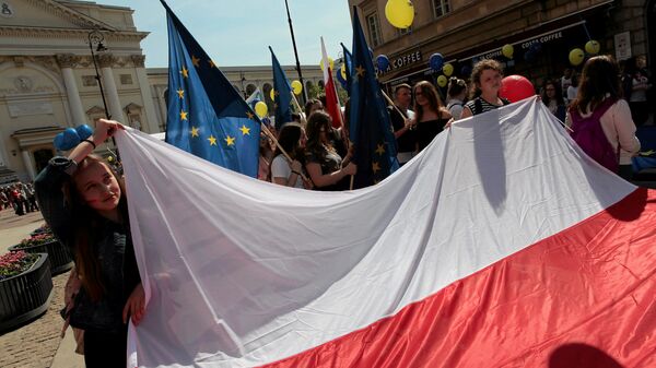 People hold European Union and Polish flags during the annual EU parade in Warsaw, Poland May 6, 2017 - Sputnik Moldova-România