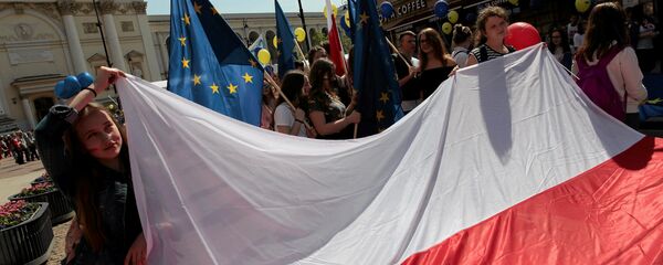 People hold European Union and Polish flags during the annual EU parade in Warsaw, Poland May 6, 2017 - Sputnik Moldova-România