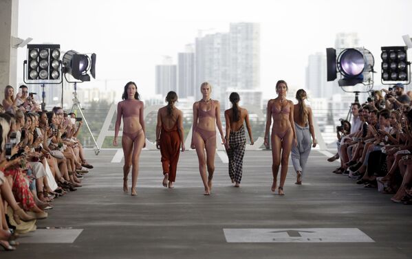Модели во время модного показа в рамках Недели моды Miami Swim Week в Майами - Sputnik Молдова