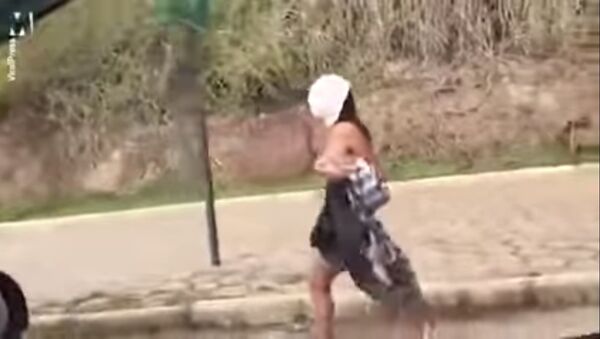 Обнаженная девушка с юбкой на голове прогулялась по трассе - Sputnik Молдова