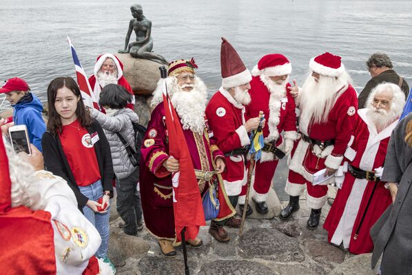Ежегодный всемирный конгресс Санта Клаусов. - Sputnik Молдова