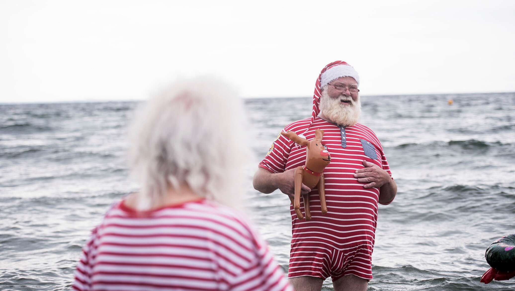 Дед купается. Летний Санта. Дедушка плавает. Ежегодный съезд в Копенгагене – Санта-Клаусов.